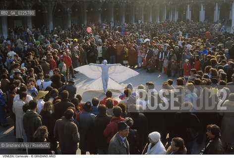 Localizzazione:..VENEZIA / S. MARCO..Oggetto:..Soggetto:..CARNEVALE MASCHERE IN PIAZZA SAN MARCO FOLLA..Cronologia: ....Definizione Culturale:..   Autore: ....   Stile:....   Editori/Stampatori:..   Committenza:..Materia e Tecnica:....Collocazione:..Note:....Riproduzione Fotografica:..Graziano Arici/Rosebud2 .Copyright:..Graziano Arici/Rosebud2 .Data:..1987..Costo:..A..