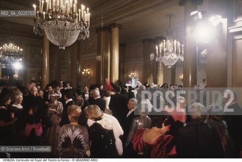 Localizzazione:..VENEZIA / S. MARCO..Oggetto:..Soggetto:..CARNEVALE MASCHERE NEL FOYER DEL TEATRO LA FENICE..Cronologia: ....Definizione Culturale:..   Autore: ....   Stile:....   Editori/Stampatori:..   Committenza:..Materia e Tecnica:....Collocazione:..Note:....Riproduzione Fotografica:..Graziano Arici/Rosebud2 .Copyright:..Graziano Arici/Rosebud2 .Data:..1987..Costo:..A..