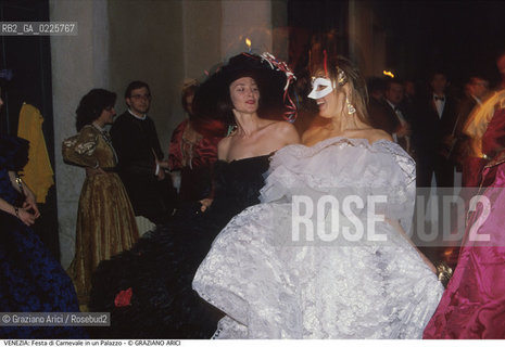 Localizzazione:..VENEZIA..Oggetto:..Soggetto:..FESTA IN MASCHERA DI CARNEVALE IN UN PALAZZO..Cronologia: ....Definizione Culturale:..   Autore: ....   Stile:....   Editori/Stampatori:..   Committenza:..Materia e Tecnica:....Collocazione:..Note:....Riproduzione Fotografica:..Graziano Arici/Rosebud2 .Copyright:..Graziano Arici/Rosebud2 .Data:..1986..Costo:..A..