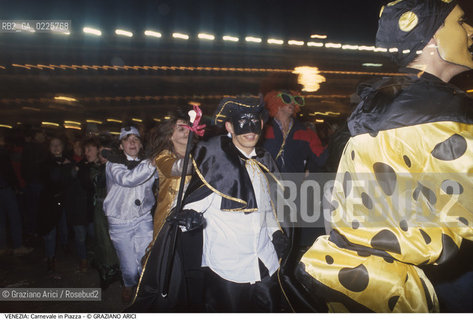 Localizzazione:..VENEZIA / S. MARCO..Oggetto:..Soggetto:..CARNEVALE MASCHERE IN PIAZZA SAN MARCO..Cronologia: ....Definizione Culturale:..   Autore: ....   Stile:....   Editori/Stampatori:..   Committenza:..Materia e Tecnica:....Collocazione:..Note:....Riproduzione Fotografica:..Graziano Arici/Rosebud2 .Copyright:..Graziano Arici/Rosebud2 .Data:..1987..Costo:..A..
