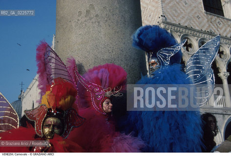 Localizzazione:..VENEZIA / S. MARCO..Oggetto:..Soggetto:..CARNEVALE MASCHERE IN PIAZZA SAN MARCO ..Cronologia: ....Definizione Culturale:..   Autore: ....   Stile:....   Editori/Stampatori:..   Committenza:..Materia e Tecnica:....Collocazione:..Note:....Riproduzione Fotografica:..Graziano Arici/Rosebud2 .Copyright:..Graziano Arici/Rosebud2 .Data:..1992..Costo:..A..