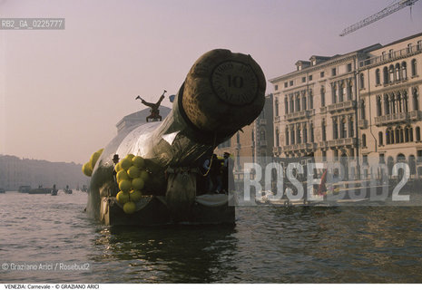 Localizzazione:..VENEZIA..Oggetto:..Soggetto:..CARNEVALE BOTTIGLIA CANAL GRANDE NO EXPO..Cronologia: ....Definizione Culturale:..   Autore: ....   Stile:....   Editori/Stampatori:..   Committenza:..Materia e Tecnica:....Collocazione:..Note:....Riproduzione Fotografica:..Graziano Arici/Rosebud2 .Copyright:..Graziano Arici/Rosebud2 .Data:..1990..Costo:..A..