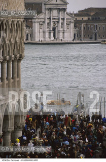 Localizzazione:..VENEZIA / S. MARCO..Oggetto:..Soggetto:..CARNEVALE PIAZZA FOLLA AUTOMOBILE..Cronologia: ....Definizione Culturale:..   Autore: ....   Stile:....   Editori/Stampatori:..   Committenza:..Materia e Tecnica:....Collocazione:..Note:....Riproduzione Fotografica:..Graziano Arici/Rosebud2 .Copyright:..Graziano Arici/Rosebud2 .Data:..1990..Costo:..A..