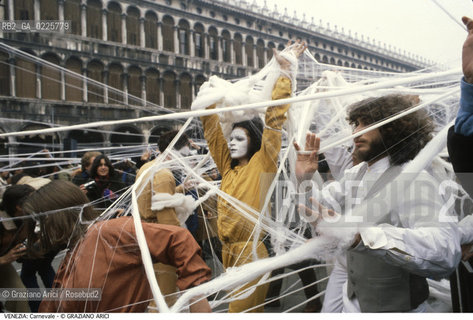 Localizzazione:..VENEZIA / S. MARCO..Oggetto:..Soggetto:..CARNEVALE PERFORMANCE IN PIAZZA SAN MARCO MASCHERE..Cronologia: ....Definizione Culturale:..   Autore: ....   Stile:....   Editori/Stampatori:..   Committenza:..Materia e Tecnica:....Collocazione:..Note:....Riproduzione Fotografica:..Graziano Arici/Rosebud2 .Copyright:..Graziano Arici/Rosebud2 .Data:..1980..Costo:..A..