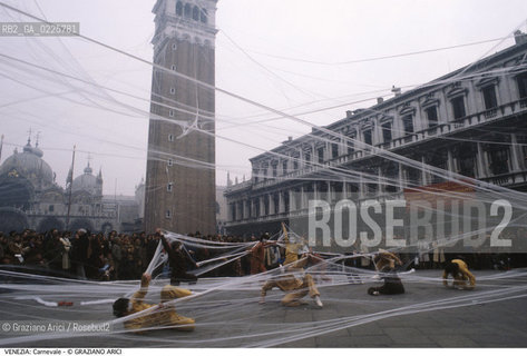 Localizzazione:..VENEZIA / S. MARCO..Oggetto:..Soggetto:..CARNEVALE PERFORMANCE IN PIAZZA SAN MARCO..Cronologia: ....Definizione Culturale:..   Autore: ....   Stile:....   Editori/Stampatori:..   Committenza:..Materia e Tecnica:....Collocazione:..Note:....Riproduzione Fotografica:..Graziano Arici/Rosebud2 .Copyright:..Graziano Arici/Rosebud2 .Data:..1980..Costo:..A..