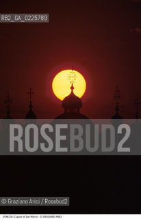 Localizzazione:..VENEZIA / S. MARCO..Oggetto:..Soggetto:..CUPOLE DELLA BASILICA DI SAN MARCO / TRAMONTO..Cronologia: ....Definizione Culturale:..   Autore: ....   Stile:....   Editori/Stampatori:..   Committenza:..Materia e Tecnica:....Collocazione:..Note:..MONUMENTALE SKYLINE..Riproduzione Fotografica:..Graziano Arici/Rosebud2 .Copyright:..Graziano Arici/Rosebud2 .Data:..1995..Costo:..A..
