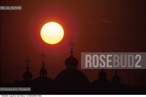 Localizzazione:..VENEZIA / S. MARCO..Oggetto:..Soggetto:..CUPOLE DELLA BASILICA DI SAN MARCO / TRAMONTO..Cronologia: ....Definizione Culturale:..   Autore: ....   Stile:....   Editori/Stampatori:..   Committenza:..Materia e Tecnica:....Collocazione:..Note:..MONUMENTALE SKYLINE..Riproduzione Fotografica:..Graziano Arici/Rosebud2 .Copyright:..Graziano Arici/Rosebud2 .Data:..1995..Costo:..A..