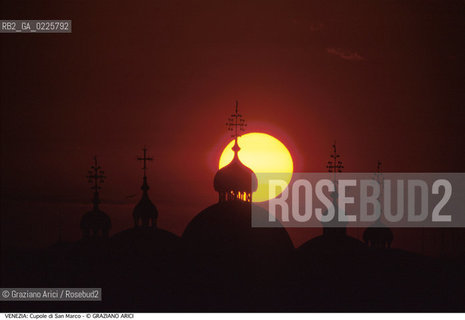 Localizzazione:..VENEZIA / S. MARCO..Oggetto:..Soggetto:..CUPOLE DELLA BASILICA DI SAN MARCO / TRAMONTO..Cronologia: ....Definizione Culturale:..   Autore: ....   Stile:....   Editori/Stampatori:..   Committenza:..Materia e Tecnica:....Collocazione:..Note:..MONUMENTALE SKYLINE..Riproduzione Fotografica:..Graziano Arici/Rosebud2 .Copyright:..Graziano Arici/Rosebud2 .Data:..1995..Costo:..A..