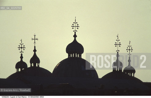 Localizzazione:..VENEZIA / S. MARCO..Oggetto:..Soggetto:..CUPOLE DELLA BASILICA DI SAN MARCO..Cronologia: ....Definizione Culturale:..   Autore: ....   Stile:....   Editori/Stampatori:..   Committenza:..Materia e Tecnica:....Collocazione:..Note:..MONUMENTALE SKYLINE..Riproduzione Fotografica:..Graziano Arici/Rosebud2 .Copyright:..Graziano Arici/Rosebud2 .Data:..1995..Costo:..A..