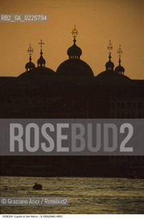 Localizzazione:..VENEZIA / S. MARCO..Oggetto:..Soggetto:..CUPOLE DELLA BASILICA DI SAN MARCO / TRAMONTO..Cronologia: ....Definizione Culturale:..   Autore: ....   Stile:....   Editori/Stampatori:..   Committenza:..Materia e Tecnica:....Collocazione:..Note:..MONUMENTALE SKYLINE..Riproduzione Fotografica:..Graziano Arici/Rosebud2 .Copyright:..Graziano Arici/Rosebud2 .Data:..1995..Costo:..A..