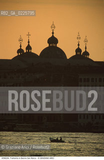 Localizzazione:..VENEZIA / S. MARCO..Oggetto:..Soggetto:..CUPOLE DELLA BASILICA DI SAN MARCO / TRAMONTO BACINO HOTEL DANIELI..Cronologia: ....Definizione Culturale:..   Autore: ....   Stile:....   Editori/Stampatori:..   Committenza:..Materia e Tecnica:....Collocazione:..Note:..MONUMENTALE SKYLINE..Riproduzione Fotografica:..Graziano Arici/Rosebud2 .Copyright:..Graziano Arici/Rosebud2 .Data:..1995..Costo:..A..