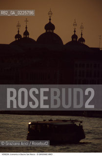 Localizzazione:..VENEZIA / S. MARCO..Oggetto:..Soggetto:..CUPOLE DELLA BASILICA DI SAN MARCO / TRAMONTO BACINO VAPORETTO ACTV..Cronologia: ....Definizione Culturale:..   Autore: ....   Stile:....   Editori/Stampatori:..   Committenza:..Materia e Tecnica:....Collocazione:..Note:..MONUMENTALE SKYLINE..Riproduzione Fotografica:..Graziano Arici/Rosebud2 .Copyright:..Graziano Arici/Rosebud2 .Data:..1995..Costo:..A..