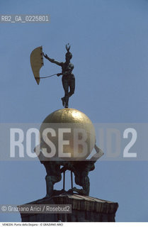 Localizzazione:..VENEZIA / DORSODURO..Oggetto:..Soggetto:..PUNTA DELLA DOGANA / SCULTURA ATLANTI PALLA D ORO FORTUNA..Cronologia: ..XVII SECOLO..Definizione Culturale:..   Autore: ..BERNARDO FALCONE..   Stile:....   Editori/Stampatori:..   Committenza:..Materia e Tecnica:....Collocazione:..Note:..MONUMENTALE..Riproduzione Fotografica:..Graziano Arici/Rosebud2 .Copyright:..Graziano Arici/Rosebud2 .Data:..1990..Costo:..A..