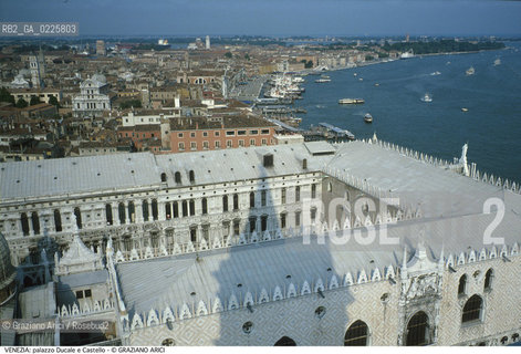 Localizzazione:..VENEZIA / S. MARCO CASTELLO..Oggetto:..Soggetto:..PALAZZO DUCALE..Cronologia: ....Definizione Culturale:..   Autore: ....   Stile:....   Editori/Stampatori:..   Committenza:..Materia e Tecnica:....Collocazione:..Note:..MONUMENTALE DALL ALTO..Riproduzione Fotografica:..Graziano Arici/Rosebud2 .Copyright:..Graziano Arici/Rosebud2 .Data:..1995..Costo:..A..