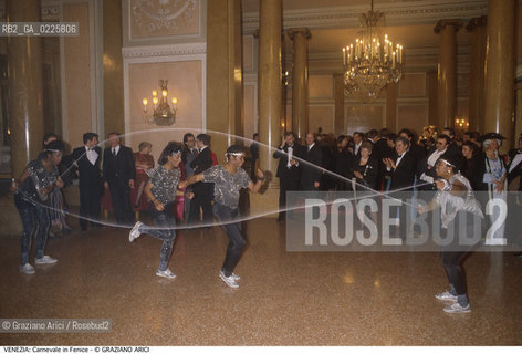 Localizzazione:..VENEZIA / S. MARCO..Oggetto:..Soggetto:..FESTA DI CARNEVALE NEL FOYER DEL TEATRO LA FENICE ..Cronologia: ....Definizione Culturale:..   Autore: ....   Stile:....   Editori/Stampatori:..   Committenza:..Materia e Tecnica:....Collocazione:..Note:....Riproduzione Fotografica:..Graziano Arici/Rosebud2 .Copyright:..Graziano Arici/Rosebud2 .Data:..1988..Costo:..A..