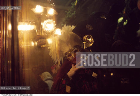 Localizzazione:..VENEZIA / S. MARCO..Oggetto:..Soggetto:..CARNEVALE MASCHERE AL CAFFE FLORIAN ..Cronologia: ....Definizione Culturale:..   Autore: ....   Stile:....   Editori/Stampatori:..   Committenza:..Materia e Tecnica:....Collocazione:..Note:....Riproduzione Fotografica:..Graziano Arici/Rosebud2 .Copyright:..Graziano Arici/Rosebud2 .Data:..1986..Costo:..A..