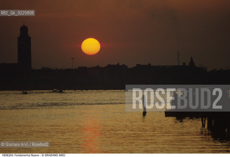 Localizzazione:..VENEZIA..Oggetto:..Soggetto:..FONDAMENTA NUOVE LAGUNA TRAMONTO..Cronologia: ....Definizione Culturale:..   Autore: ....   Stile:....   Editori/Stampatori:..   Committenza:..Materia e Tecnica:....Collocazione:..Note:..MONUMENTALE SKYLINE..Riproduzione Fotografica:..Graziano Arici/Rosebud2 .Copyright:..Graziano Arici/Rosebud2 .Data:..1995..Costo:..A..