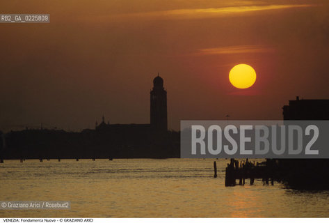 Localizzazione:..VENEZIA..Oggetto:..Soggetto:..FONDAMENTA NUOVE LAGUNA TRAMONTO..Cronologia: ....Definizione Culturale:..   Autore: ....   Stile:....   Editori/Stampatori:..   Committenza:..Materia e Tecnica:....Collocazione:..Note:..MONUMENTALE SKYLINE..Riproduzione Fotografica:..Graziano Arici/Rosebud2 .Copyright:..Graziano Arici/Rosebud2 .Data:..1995..Costo:..A..