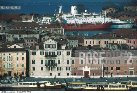 Localizzazione:..VENEZIA / CASTELLO..Oggetto:..Soggetto:..FORNI MILITARI E DEPOSITI DI PANE / ARSENALE NAVI..Cronologia: ..XV XVI SECOLO..Definizione Culturale:..   Autore: ....   Stile:....   Editori/Stampatori:..   Committenza:..Materia e Tecnica:....Collocazione:..Note:..MONUMENTALE DALL ALTO..Riproduzione Fotografica:..Graziano Arici/Rosebud2 .Copyright:..Graziano Arici/Rosebud2 .Data:..1995..Costo:..A..