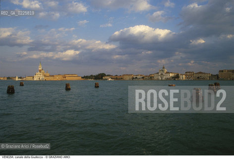 Localizzazione:..VENEZIA..Oggetto:..Soggetto:..CANALE E ISOLA DELLA GIUDECCA E S. GIORGIO..Cronologia: ....Definizione Culturale:..   Autore: ....   Stile:....   Editori/Stampatori:..   Committenza:..Materia e Tecnica:....Collocazione:..Note:..MONUMENTALE SKYLINE..Riproduzione Fotografica:..Graziano Arici/Rosebud2 .Copyright:..Graziano Arici/Rosebud2 .Data:..1995..Costo:..A..