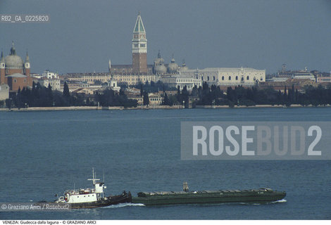 Localizzazione:..VENEZIA..Oggetto:..Soggetto:..ISOLA DELLA GIUDECCA E S. MARCO DALLA LAGUNA / CHIATTA..Cronologia: ....Definizione Culturale:..   Autore: ....   Stile:....   Editori/Stampatori:..   Committenza:..Materia e Tecnica:....Collocazione:..Note:..MONUMENTALE SKYLINE..Riproduzione Fotografica:..Graziano Arici/Rosebud2 .Copyright:..Graziano Arici/Rosebud2 .Data:..1995..Costo:..A..