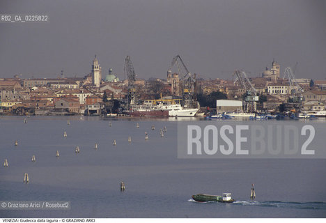 Localizzazione:..VENEZIA..Oggetto:..Soggetto:..ISOLA DELLA GIUDECCA DALLA LAGUNA..Cronologia: ....Definizione Culturale:..   Autore: ....   Stile:....   Editori/Stampatori:..   Committenza:..Materia e Tecnica:....Collocazione:..Note:..MONUMENTALE SKYLINE..Riproduzione Fotografica:..Graziano Arici/Rosebud2 .Copyright:..Graziano Arici/Rosebud2 .Data:..1995..Costo:..A..