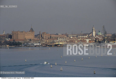 Localizzazione:..VENEZIA..Oggetto:..Soggetto:..ISOLA DELLA GIUDECCA DALLA LAGUNA / MULINO STUCKY..Cronologia: ....Definizione Culturale:..   Autore: ....   Stile:....   Editori/Stampatori:..   Committenza:..Materia e Tecnica:....Collocazione:..Note:..MONUMENTALE SKYLINE..Riproduzione Fotografica:..Graziano Arici/Rosebud2 .Copyright:..Graziano Arici/Rosebud2 .Data:..1995..Costo:..A..