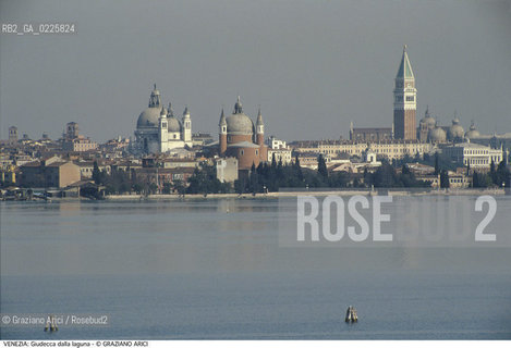 Localizzazione:..VENEZIA..Oggetto:..Soggetto:..ISOLA DELLA GIUDECCA DALLA LAGUNA / SAN MARCO SALUTE..Cronologia: ....Definizione Culturale:..   Autore: ....   Stile:....   Editori/Stampatori:..   Committenza:..Materia e Tecnica:....Collocazione:..Note:..MONUMENTALE SKYLINE..Riproduzione Fotografica:..Graziano Arici/Rosebud2 .Copyright:..Graziano Arici/Rosebud2 .Data:..1995..Costo:..A..