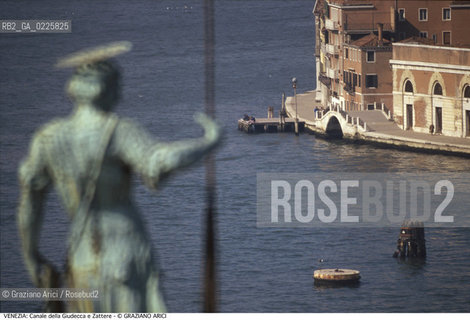 Localizzazione:..VENEZIA / DORSODURO..Oggetto:..Soggetto:..CANALE DELLA GIUDECCA E ZATTERE..Cronologia: ....Definizione Culturale:..   Autore: ....   Stile:....   Editori/Stampatori:..   Committenza:..Materia e Tecnica:....Collocazione:..Note:..MONUMENTALE DALL ALTO..Riproduzione Fotografica:..Graziano Arici/Rosebud2 .Copyright:..Graziano Arici/Rosebud2 .Data:..1990..Costo:..A..