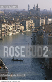 Localizzazione:..VENEZIA / CANNAREGIO S. CROCE..Oggetto:..Soggetto:..CANAL GRANDE GONDOLA..Cronologia: ....Definizione Culturale:..   Autore: ....   Stile:....   Editori/Stampatori:..   Committenza:..Materia e Tecnica:....Collocazione:..Note:..MONUMENTALE DALL ALTO..Riproduzione Fotografica:..Graziano Arici/Rosebud2 .Copyright:..Graziano Arici/Rosebud2 .Data:..1990..Costo:..A..