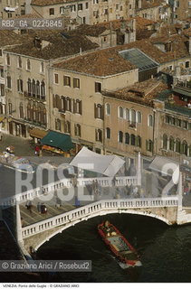 Localizzazione:..VENEZIA / CANNAREGIO..Oggetto:..Soggetto:..PONTE DELLE GUGLIE..Cronologia: ..XVI SECOLO..Definizione Culturale:..   Autore: ..MARCHESINO DEI MARCHESINI..   Stile:....   Editori/Stampatori:..   Committenza:..Materia e Tecnica:....Collocazione:..Note:..MONUMENTALE DALL ALTO..Riproduzione Fotografica:..Graziano Arici/Rosebud2 .Copyright:..Graziano Arici/Rosebud2 .Data:..1990..Costo:..A..
