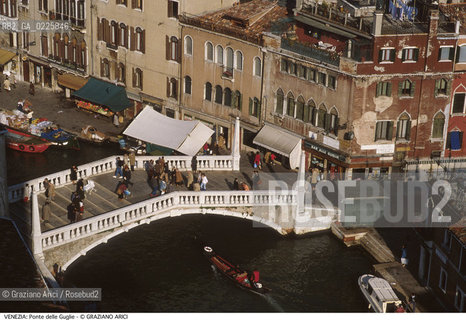 Localizzazione:..VENEZIA / CANNAREGIO..Oggetto:..Soggetto:..PONTE DELLE GUGLIE..Cronologia: ..XVI SECOLO..Definizione Culturale:..   Autore: ..MARCHESINO DEI MARCHESINI..   Stile:....   Editori/Stampatori:..   Committenza:..Materia e Tecnica:....Collocazione:..Note:..MONUMENTALE DALL ALTO..Riproduzione Fotografica:..Graziano Arici/Rosebud2 .Copyright:..Graziano Arici/Rosebud2 .Data:..1990..Costo:..A..
