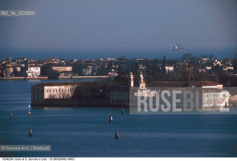 Localizzazione:..VENEZIA / LAGUNA SUD..Oggetto:..Soggetto:..ISOLA DI S. SERVOLO E LIDO..Cronologia: ....Definizione Culturale:..   Autore: ....   Stile:....   Editori/Stampatori:..   Committenza:..Materia e Tecnica:....Collocazione:..Note:..MONUMENTALE SKYLINE..Riproduzione Fotografica:..Graziano Arici/Rosebud2 .Copyright:..Graziano Arici/Rosebud2 .Data:..1995..Costo:..A..