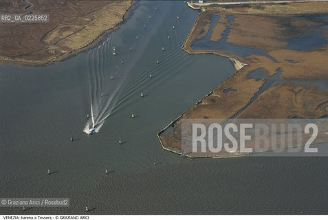 Localizzazione:..VENEZIA / LAGUNA NORD..Oggetto:..Soggetto:..BARENA A TESSERA..Cronologia: ....Definizione Culturale:..   Autore: ....   Stile:....   Editori/Stampatori:..   Committenza:..Materia e Tecnica:....Collocazione:..Note:..MONUMENTALE DALL ALTO AEREA..Riproduzione Fotografica:..Graziano Arici/Rosebud2 .Copyright:..Graziano Arici/Rosebud2 .Data:..1995..Costo:..A..