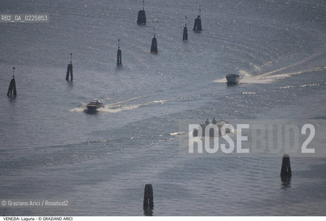 Localizzazione:..VENEZIA..Oggetto:..Soggetto:..TRAFFICO ACQUEO IN LAGUNA..Cronologia: ....Definizione Culturale:..   Autore: ....   Stile:....   Editori/Stampatori:..   Committenza:..Materia e Tecnica:....Collocazione:..Note:..MONUMENTALE DALL ALTO..Riproduzione Fotografica:..Graziano Arici/Rosebud2 .Copyright:..Graziano Arici/Rosebud2 .Data:..1995..Costo:..A..