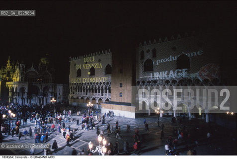 Localizzazione:..VENEZIA / S. MARCO..Oggetto:..Soggetto:..CARNEVALE LASER IN PIAZZA SAN MARCO PALAZZO DUCALE..Cronologia: ....Definizione Culturale:..   Autore: ....   Stile:....   Editori/Stampatori:..   Committenza:..Materia e Tecnica:....Collocazione:..Note:....Riproduzione Fotografica:..Graziano Arici/Rosebud2 .Copyright:..Graziano Arici/Rosebud2 .Data:..1986..Costo:..A..