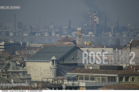 Localizzazione:..VENEZIA / S. CROCE..Oggetto:..Soggetto:..DAL CAMPANILE DI SAN MARCO / PORTO MARGHERA INDUSTRIE FABBRICHE..Cronologia: ....Definizione Culturale:..   Autore: ....   Stile:....   Editori/Stampatori:..   Committenza:..Materia e Tecnica:....Collocazione:..Note:..MONUMENTALE DALL ALTO..Riproduzione Fotografica:..Graziano Arici/Rosebud2 .Copyright:..Graziano Arici/Rosebud2 .Data:..1990..Costo:..A..