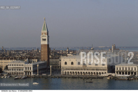 Localizzazione:..VENEZIA / S. MARCO..Oggetto:..Soggetto:..PIAZZA SAN MARCO CAMPANILE PALAZZO DUCALE..Cronologia: ....Definizione Culturale:..   Autore: ....   Stile:....   Editori/Stampatori:..   Committenza:..Materia e Tecnica:....Collocazione:..Note:..MONUMENTALE DALL ALTO..Riproduzione Fotografica:..Graziano Arici/Rosebud2 .Copyright:..Graziano Arici/Rosebud2 .Data:..1996..Costo:..A..
