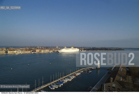 Localizzazione:..VENEZIA / CASTELLO..Oggetto:..Soggetto:..BACINO SAN MARCO E  COMPAGNIA DELLA VELA..Cronologia: ....Definizione Culturale:..   Autore: ....   Stile:....   Editori/Stampatori:..   Committenza:..Materia e Tecnica:....Collocazione:..Note:..MONUMENTALE DALL ALTO..Riproduzione Fotografica:..Graziano Arici/Rosebud2 .Copyright:..Graziano Arici/Rosebud2 .Data:..1996..Costo:..A..