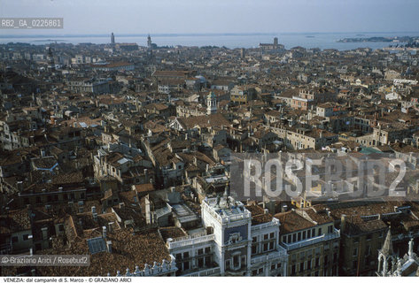 Localizzazione:..VENEZIA / S. MARCO..Oggetto:..Soggetto:..DAL CAMPANILE DI SAN MARCO / TORRE DELL OROLOGIO MORI..Cronologia: ....Definizione Culturale:..   Autore: ....   Stile:....   Editori/Stampatori:..   Committenza:..Materia e Tecnica:....Collocazione:..Note:..MONUMENTALE DALL ALTO..Riproduzione Fotografica:..Graziano Arici/Rosebud2 .Copyright:..Graziano Arici/Rosebud2 .Data:..1990..Costo:..A..