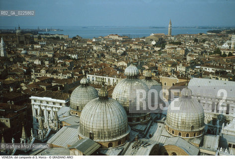 Localizzazione:..VENEZIA / S. MARCO CASTELLO..Oggetto:..Soggetto:..DAL CAMPANILE DI SAN MARCO / CUPOLE DELL BASILICA..Cronologia: ....Definizione Culturale:..   Autore: ....   Stile:....   Editori/Stampatori:..   Committenza:..Materia e Tecnica:....Collocazione:..Note:..MONUMENTALE DALL ALTO..Riproduzione Fotografica:..Graziano Arici/Rosebud2 .Copyright:..Graziano Arici/Rosebud2 .Data:..1990..Costo:..A..