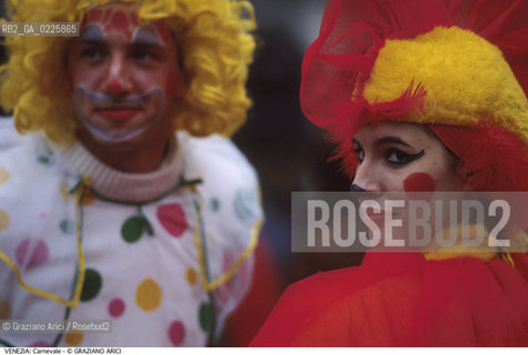 Localizzazione:..VENEZIA..Oggetto:..Soggetto:..CARNEVALE MASCHERE..Cronologia: ....Definizione Culturale:..   Autore: ....   Stile:....   Editori/Stampatori:..   Committenza:..Materia e Tecnica:....Collocazione:..Note:....Riproduzione Fotografica:..Graziano Arici/Rosebud2 .Copyright:..Graziano Arici/Rosebud2 .Data:..1993..Costo:..A..