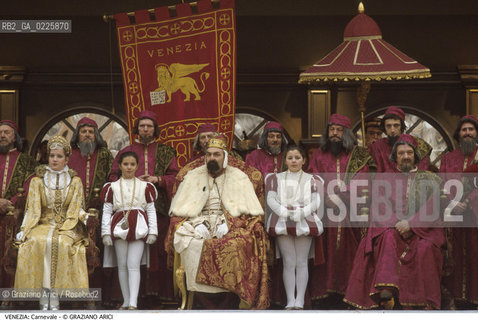 Localizzazione:..VENEZIA..Oggetto:..Soggetto:..CARNEVALE MASCHERE DOGE STENDARDO LEONE DI S. MARCO ..Cronologia: ....Definizione Culturale:..   Autore: ....   Stile:....   Editori/Stampatori:..   Committenza:..Materia e Tecnica:....Collocazione:..Note:....Riproduzione Fotografica:..Graziano Arici/Rosebud2 .Copyright:..Graziano Arici/Rosebud2 .Data:..1993..Costo:..A..