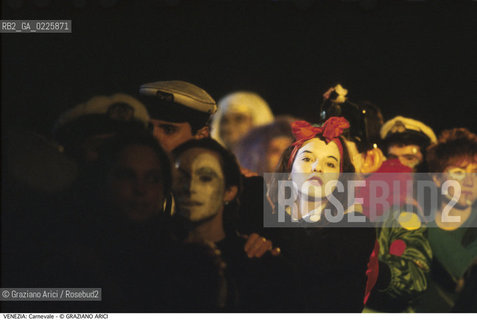 Localizzazione:..VENEZIA..Oggetto:..Soggetto:..CARNEVALE MASCHERE  ..Cronologia: ....Definizione Culturale:..   Autore: ....   Stile:....   Editori/Stampatori:..   Committenza:..Materia e Tecnica:....Collocazione:..Note:....Riproduzione Fotografica:..Graziano Arici/Rosebud2 .Copyright:..Graziano Arici/Rosebud2 .Data:..1993..Costo:..A..