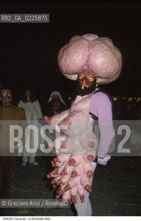 Localizzazione:..VENEZIA..Oggetto:..Soggetto:..CARNEVALE MASCHERA SPILLER CULO TETTE SENI..Cronologia: ....Definizione Culturale:..   Autore: ....   Stile:....   Editori/Stampatori:..   Committenza:..Materia e Tecnica:....Collocazione:..Note:....Riproduzione Fotografica:..Graziano Arici/Rosebud2 .Copyright:..Graziano Arici/Rosebud2 .Data:..1983..Costo:..A..