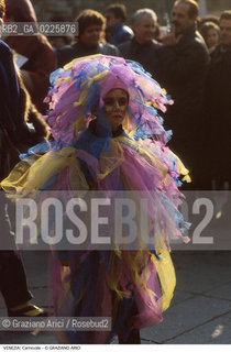 Localizzazione:..VENEZIA..Oggetto:..Soggetto:..CARNEVALE MASCHERA..Cronologia: ....Definizione Culturale:..   Autore: ....   Stile:....   Editori/Stampatori:..   Committenza:..Materia e Tecnica:....Collocazione:..Note:....Riproduzione Fotografica:..Graziano Arici/Rosebud2 .Copyright:..Graziano Arici/Rosebud2 .Data:..1992..Costo:..A..