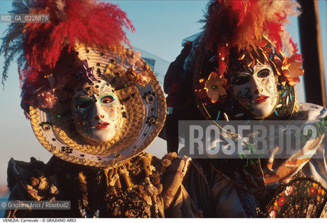 Localizzazione:..VENEZIA..Oggetto:..Soggetto:..CARNEVALE MASCHERE..Cronologia: ....Definizione Culturale:..   Autore: ....   Stile:....   Editori/Stampatori:..   Committenza:..Materia e Tecnica:....Collocazione:..Note:....Riproduzione Fotografica:..Graziano Arici/Rosebud2 .Copyright:..Graziano Arici/Rosebud2 .Data:..1990..Costo:..A..