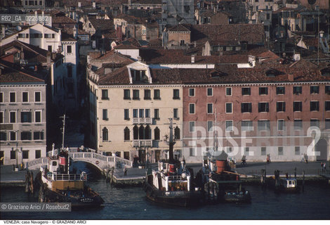 Localizzazione:..VENEZIA / CASTELLO..Oggetto:..Soggetto:..CASA NAVAGERO ED EX MONASTERO DEL S. SEPOLCRO / RIMORCHIATORI..Cronologia: ..XV SECOLO..Definizione Culturale:..   Autore: ....   Stile:..GOTICO..   Editori/Stampatori:..   Committenza:..Materia e Tecnica:....Collocazione:..Note:..MONUMENTALE..Riproduzione Fotografica:..Graziano Arici/Rosebud2 .Copyright:..Graziano Arici/Rosebud2 .Data:..1995..Costo:..A..