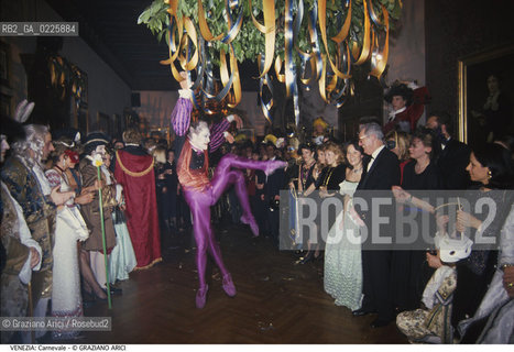 Localizzazione:..VENEZIA..Oggetto:..Soggetto:..FESTA DI CARNEVALE IN UN PALAZZO / MASCHERE..Cronologia: ....Definizione Culturale:..   Autore: ....   Stile:....   Editori/Stampatori:..   Committenza:..Materia e Tecnica:....Collocazione:..Note:....Riproduzione Fotografica:..Graziano Arici/Rosebud2 .Copyright:..Graziano Arici/Rosebud2 .Data:..1986..Costo:..A..