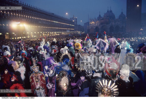 Localizzazione:..VENEZIA / S. MARCO..Oggetto:..Soggetto:..CARNEVALE MASCHERE PIAZZA SAN MARCO FOLLA..Cronologia: ....Definizione Culturale:..   Autore: ....   Stile:....   Editori/Stampatori:..   Committenza:..Materia e Tecnica:....Collocazione:..Note:....Riproduzione Fotografica:..Graziano Arici/Rosebud2 .Copyright:..Graziano Arici/Rosebud2 .Data:..1990..Costo:..A..